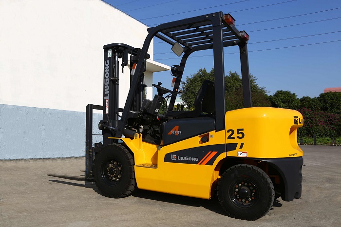 Дизельный погрузчик LiuGong CPCD25, 2.5 тонн